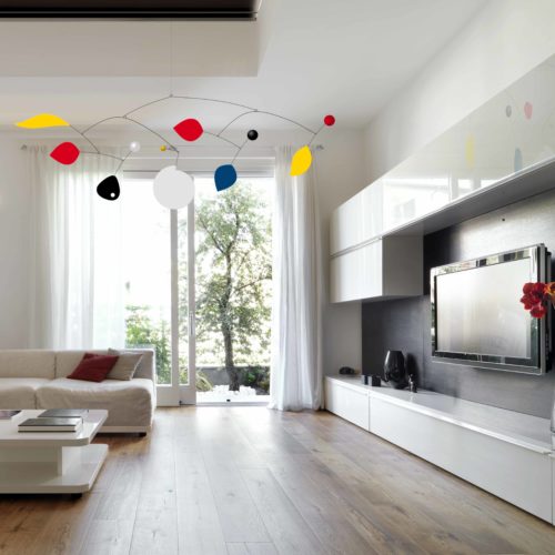 Parade XXL, Mobile Décoratif Géant Personnalisable De Style Calder Couleurs primaires Noir et Blanc Dans Un Salon Moderne | Virvoltan