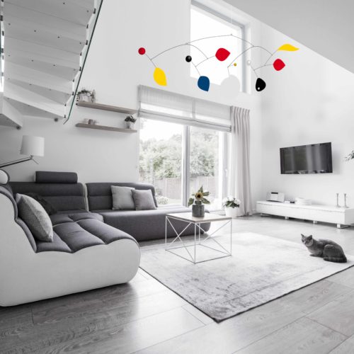 Parade XXL, Mobile Décoratif Géant Personnalisable De Style Calder Couleurs primaires Noir et Blanc Dans Une Maison Design | Virvoltan