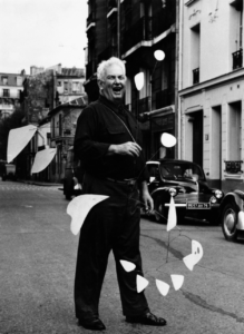 Calder par Agnès VArda pose avec l'un de ses mobiles