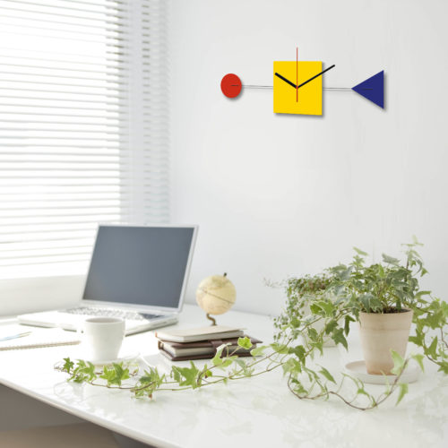 Primary Horloge Bauhaus Personnalisable Bauhaus 100 Ans Dans Un Bureau | Virvoltan